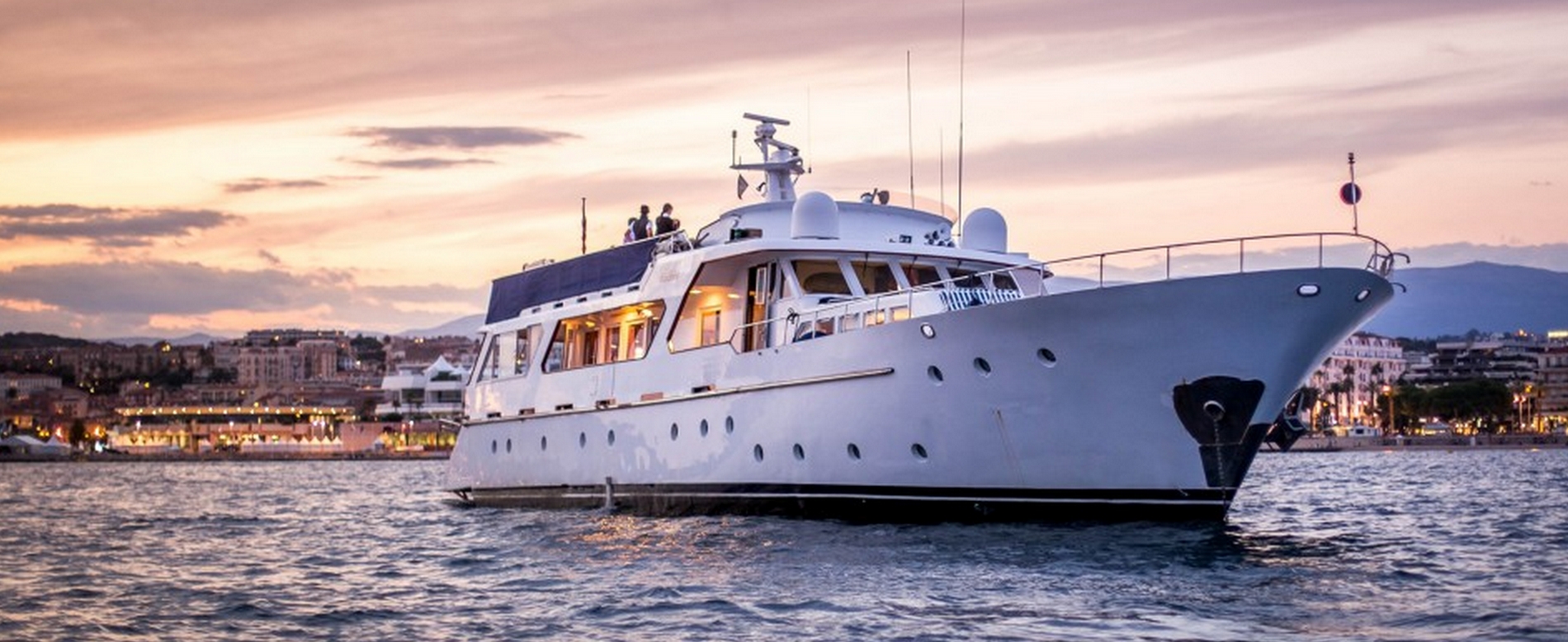 Benetti 30 m (98 ft)  